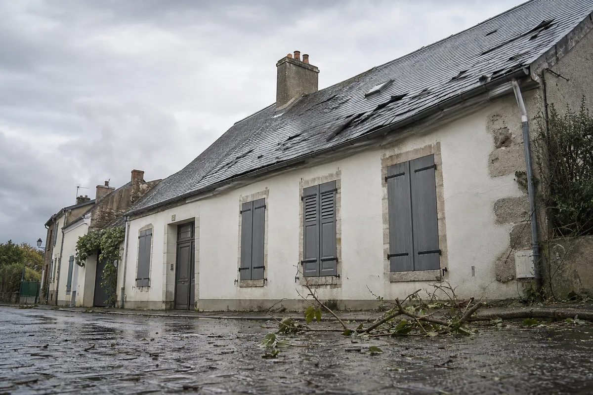 Toits d&rsquo;ardoise d&rsquo;un village français au lendemain d&rsquo;un épisode de vent violent