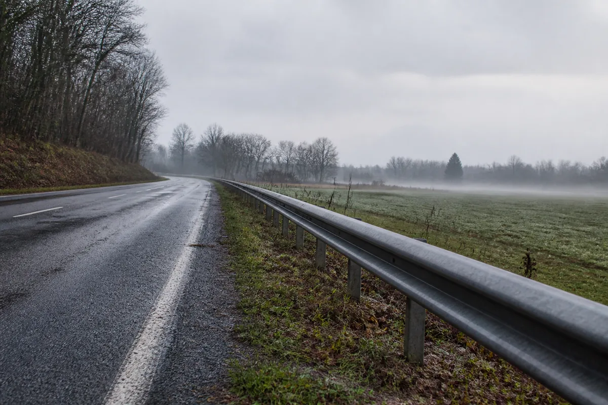 Bord de route départementale française sous une lumière humide de matinée