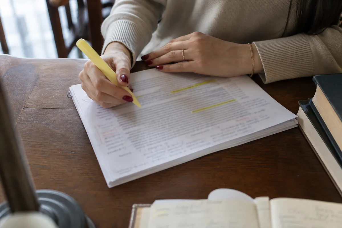 Étudiante annotant une décision de justice imprimée avec un surligneur